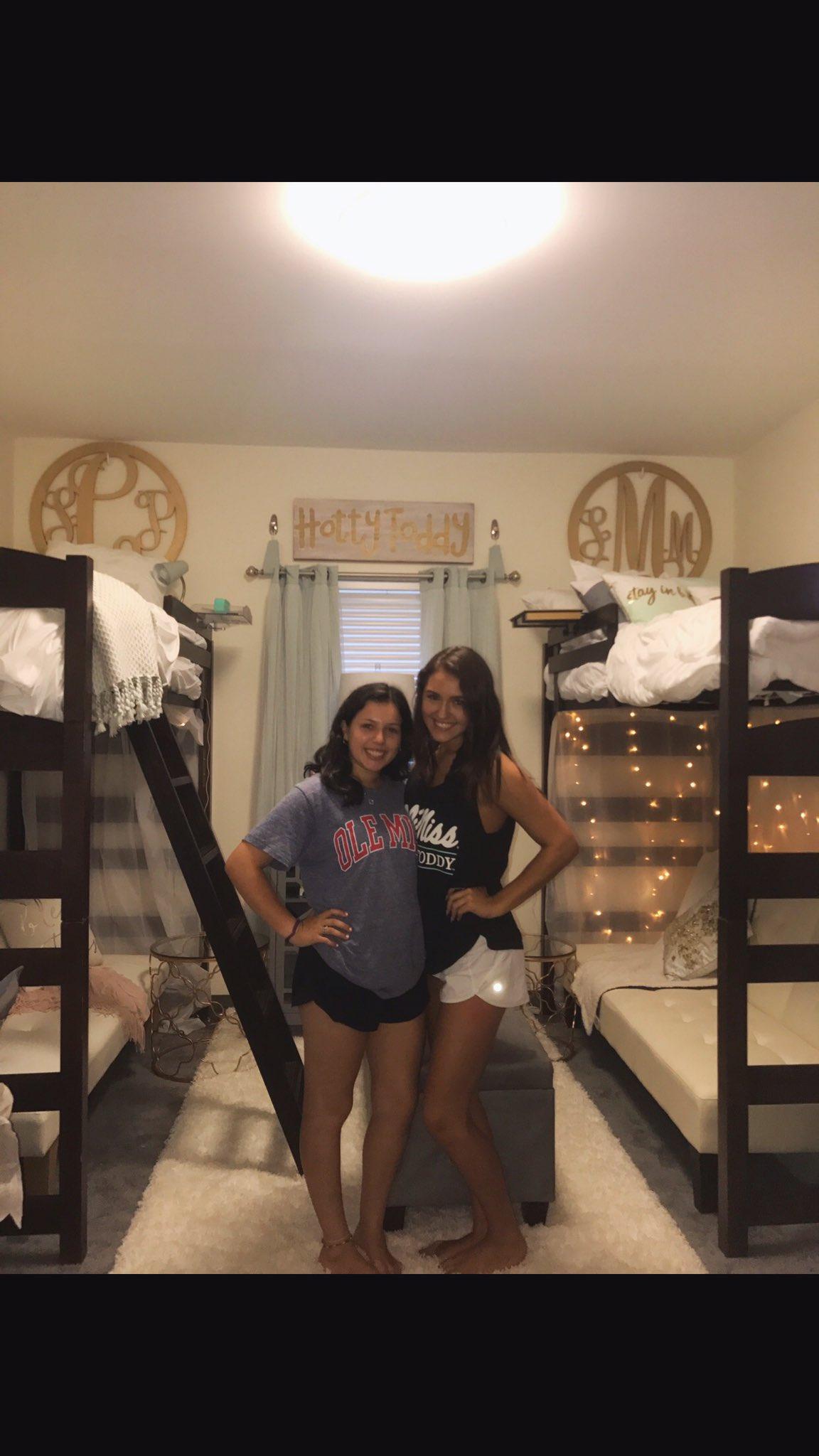 girls in college, cute college dorm room ideas monogram